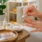 Une personne prenant soin de ses mains pour enlever vernis semi permanent sans abîmer à la maison