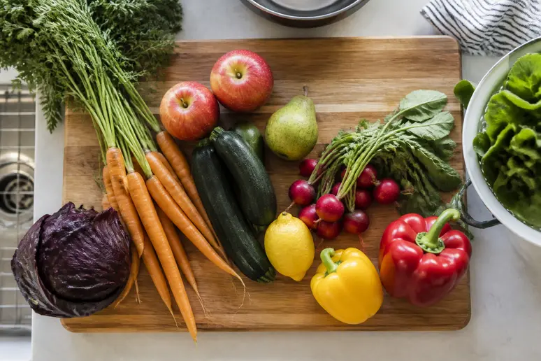 Assiette quotidienne composée de fruits et légumes frais pour favoriser un glow up naturel.