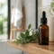 Flacon de cosmétique sur une étagère en bois avec huile de serpent origine usages pour les soins