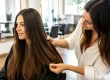 Femme aux cheveux lisses et brillants dans un salon de coiffure pour un lissage au tanin types de cheveux