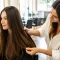 Femme aux cheveux lisses et brillants dans un salon de coiffure pour un lissage au tanin types de cheveux