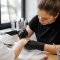 Gros plan sur les mains lors d'une manucure russe en salon de beauté avec des instruments professionnels.