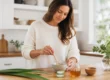 Une femme prépare un masque visage hydratant maison naturel dans une cuisine lumineuse