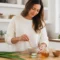 Une femme prépare un masque visage hydratant maison naturel dans une cuisine lumineuse