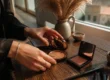 Mise en scène chaleureuse associant des produits de mocha mousse maquillage décoration sur une coiffeuse en bois.