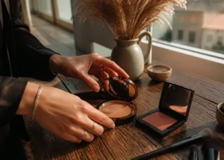 Mise en scène chaleureuse associant des produits de mocha mousse maquillage décoration sur une coiffeuse en bois.