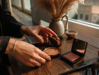 Mise en scène chaleureuse associant des produits de mocha mousse maquillage décoration sur une coiffeuse en bois.