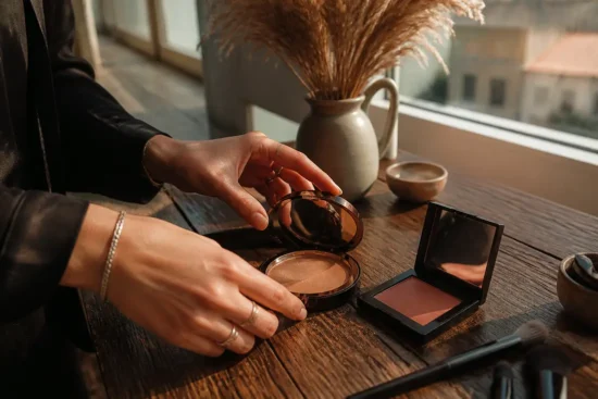 Mise en scène chaleureuse associant des produits de mocha mousse maquillage décoration sur une coiffeuse en bois.