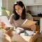 Cliente consultant un bon de livraison avant d'ouvrir son colis pour savoir que vérifier avant commande