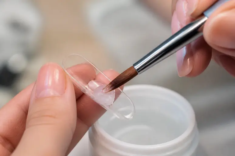 Application minutieuse de gel de construction dans un moule popit pour renforcer les points de rupture.