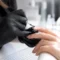 Gros plan sur une manucure montrant comment appliquer primer ongle avec précision sans toucher les cuticules.