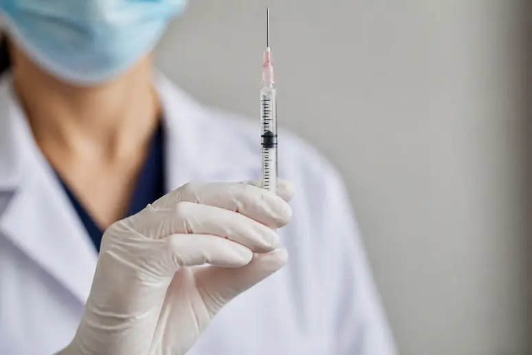 Seringue médicale stérile utilisée lors d'une séance de bio-remodelage Profhilo