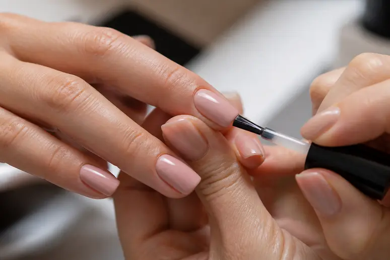 Application d'un top coat de protection pour sceller les stickers et éviter les infiltrations