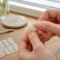 Conseils pratiques pour savoir comment poser stickers ongles proprement chez soi.