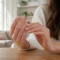 Gros plan sur des mains soignées pour observer l'état d'une tache blanche sur les ongles au quotidien.